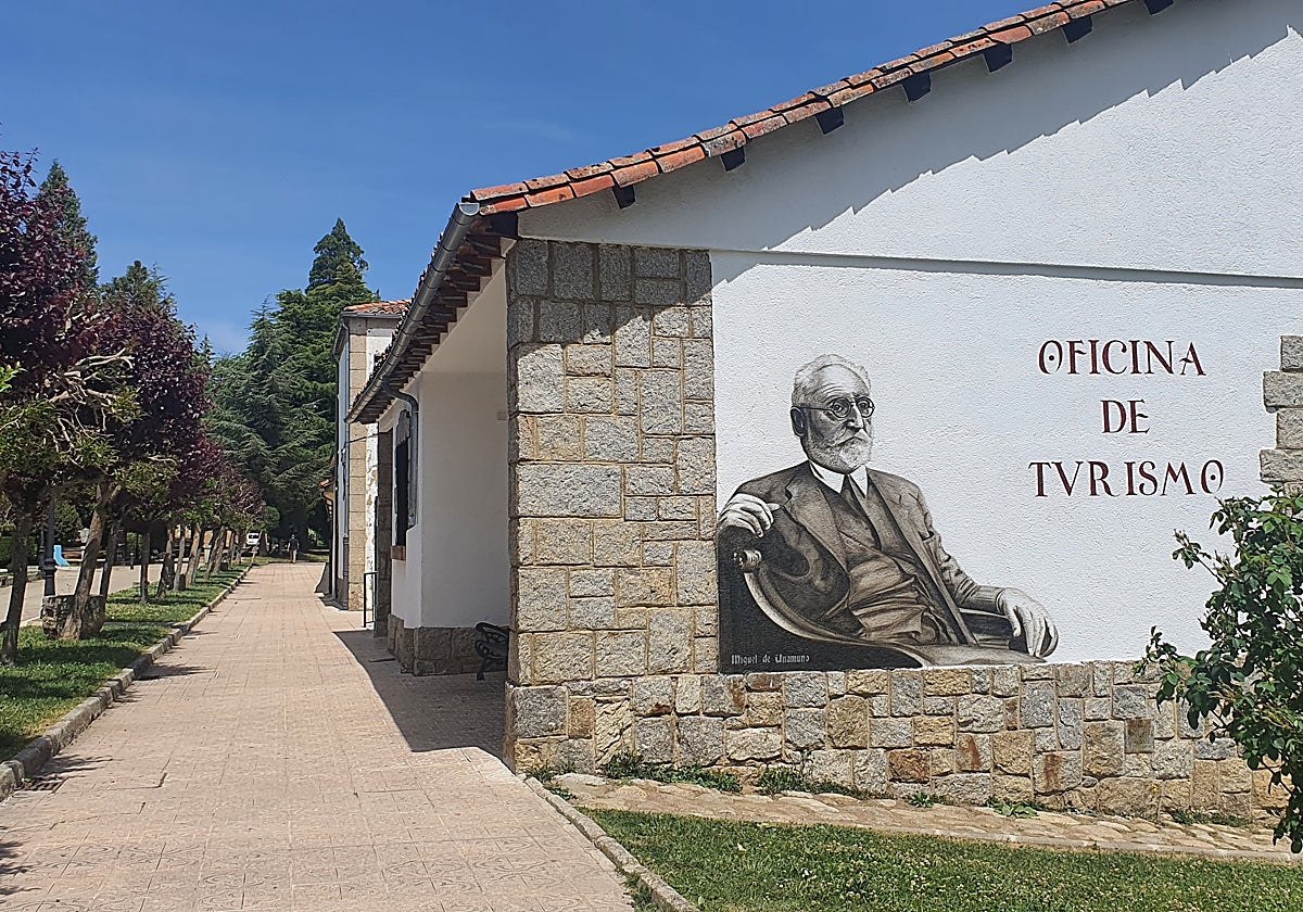 Imagen del edificio que alberga la oficina de turismo de Candelario.