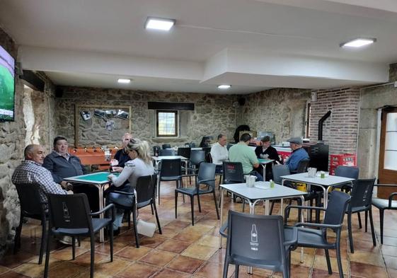 Vecinos jugando una partida de cartas en el bar de Fresnedoso