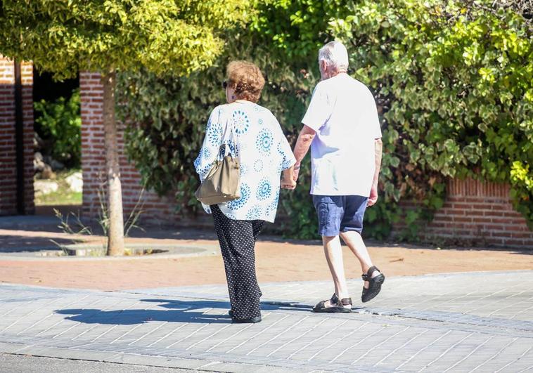 Dos ancianos paseando por la calle