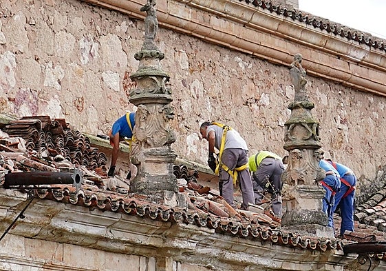Trabajadores restaurando las cubiertas de Fonseca.