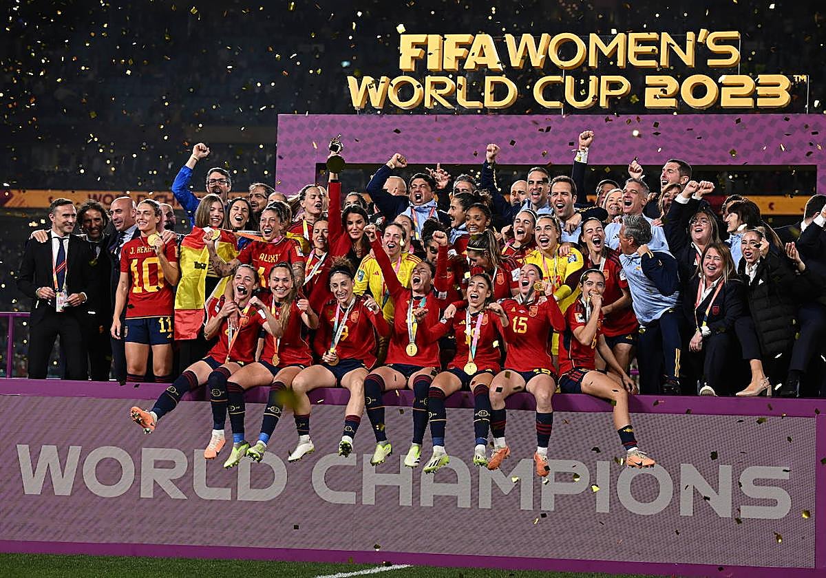 Momento en el que las jugadoras de la selección se alzan con el campeonato