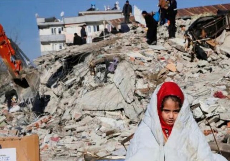 Salma, la niña huérfana del terremoto que se cobija con un edredón enviado desde Salamanca