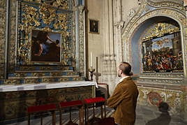 El óleo «Cristo con la cruz a cuestas» en la capilla del Nazareno.