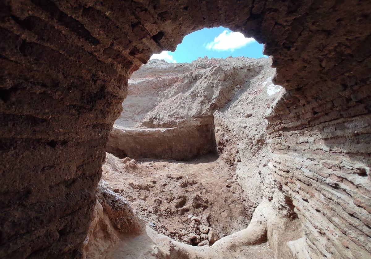 Vista del aljibe desde la bóveda del casstillo