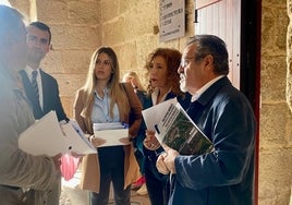 Las delegadas municipales Joana Veloso y Belén Barco con el historiador mirobrigense José Ignacio Martín Benito.