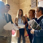 Las delegadas municipales Joana Veloso y Belén Barco con el historiador mirobrigense José Ignacio Martín Benito.