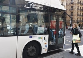 Una mujer aprovechando el Día sin Coche