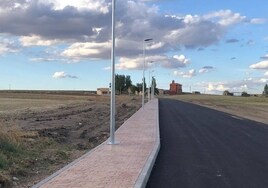 La nueva imagen del paseo del cementerio de La Vellés. El nuevo aspecto del consultorio médico de la localidad armuñesa.