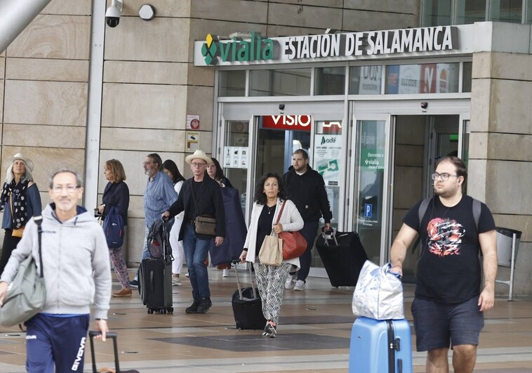 Tres horas de espera por un Alvia averiado en Valladolid