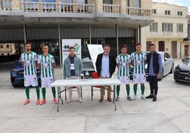 Coque, Garban, Emilio Sánchez, Goyo Llorente, Cristóbal, Toti y Jesús Manuel Hernández en la presentación del a equipación.