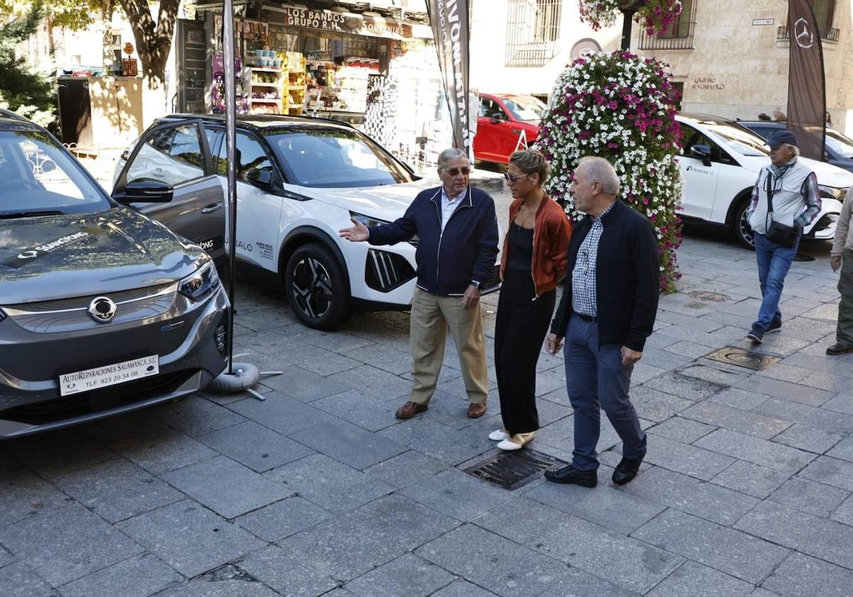 La concejala de Medio Ambiente, María José Coca, en su visita a la exposición de vehículos limpios