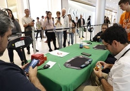 Competición de 'Speedcubing' en el centro comercial El Tormes