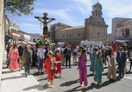 La imagen del Santísimo Cristo del Amparo arropada por las mayordomas y los puchereros en Tamames