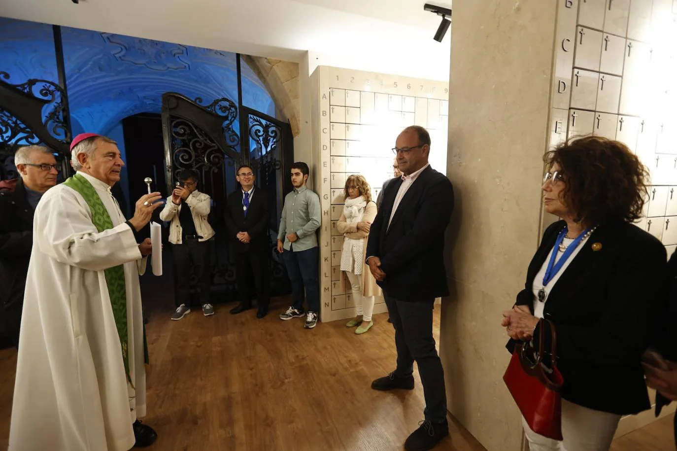 La Iglesia de la Vera Cruz bendice su nuevo espacio de columbarios