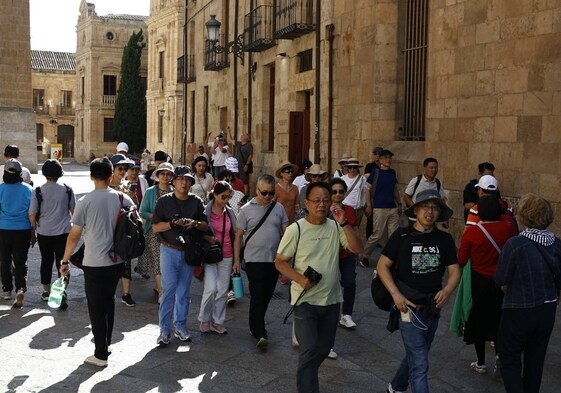 Un grupo de turistas por el centro de Salamanca.