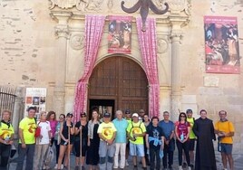 Los peregrinos a su llegada a Alba de Tormes en la puerta de la iglesia de la Anunciación.