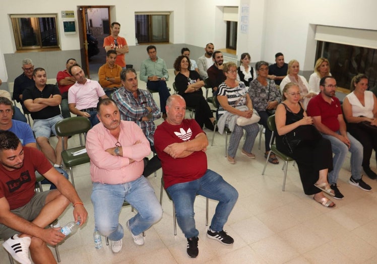 Imagen principal - Representantes de los ayuntamientos mancomunados durante la asamblea.