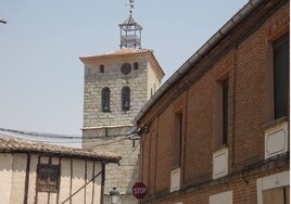 Céntrica calle de Macotera y su iglesia