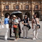 El desinhibido baile de un grupo de asiáticas en la Plaza Mayor de Salamanca