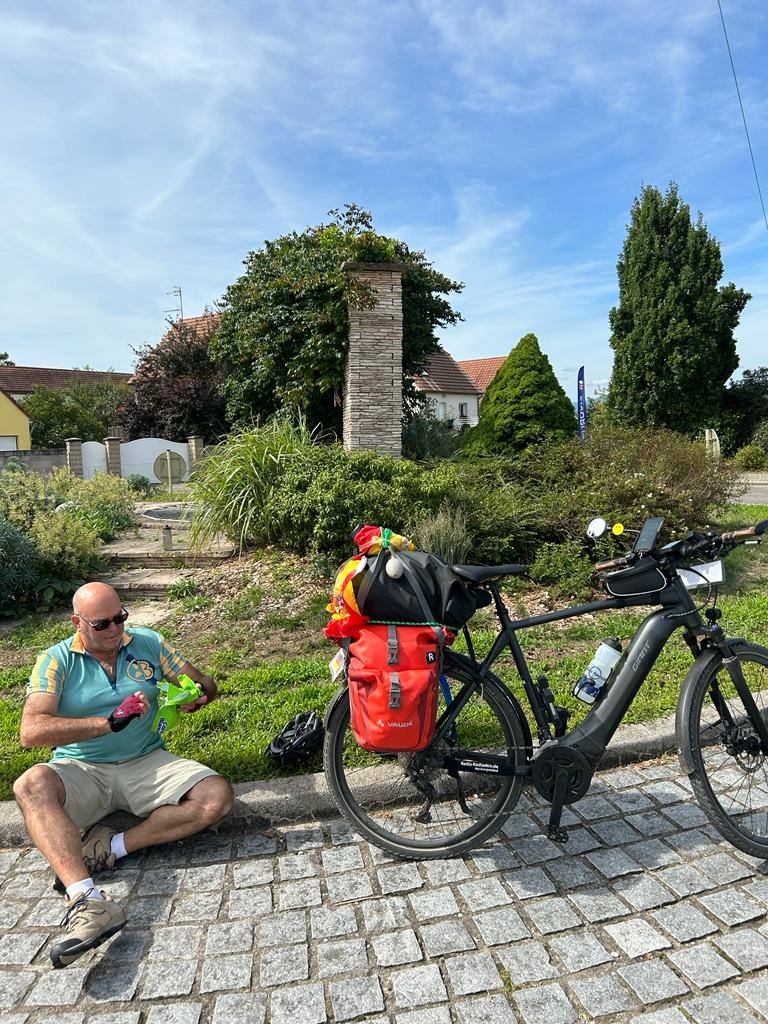 Jesús Sánchez Mateos cumple su sueño: viajar en bici desde Alemania a Ledrada
