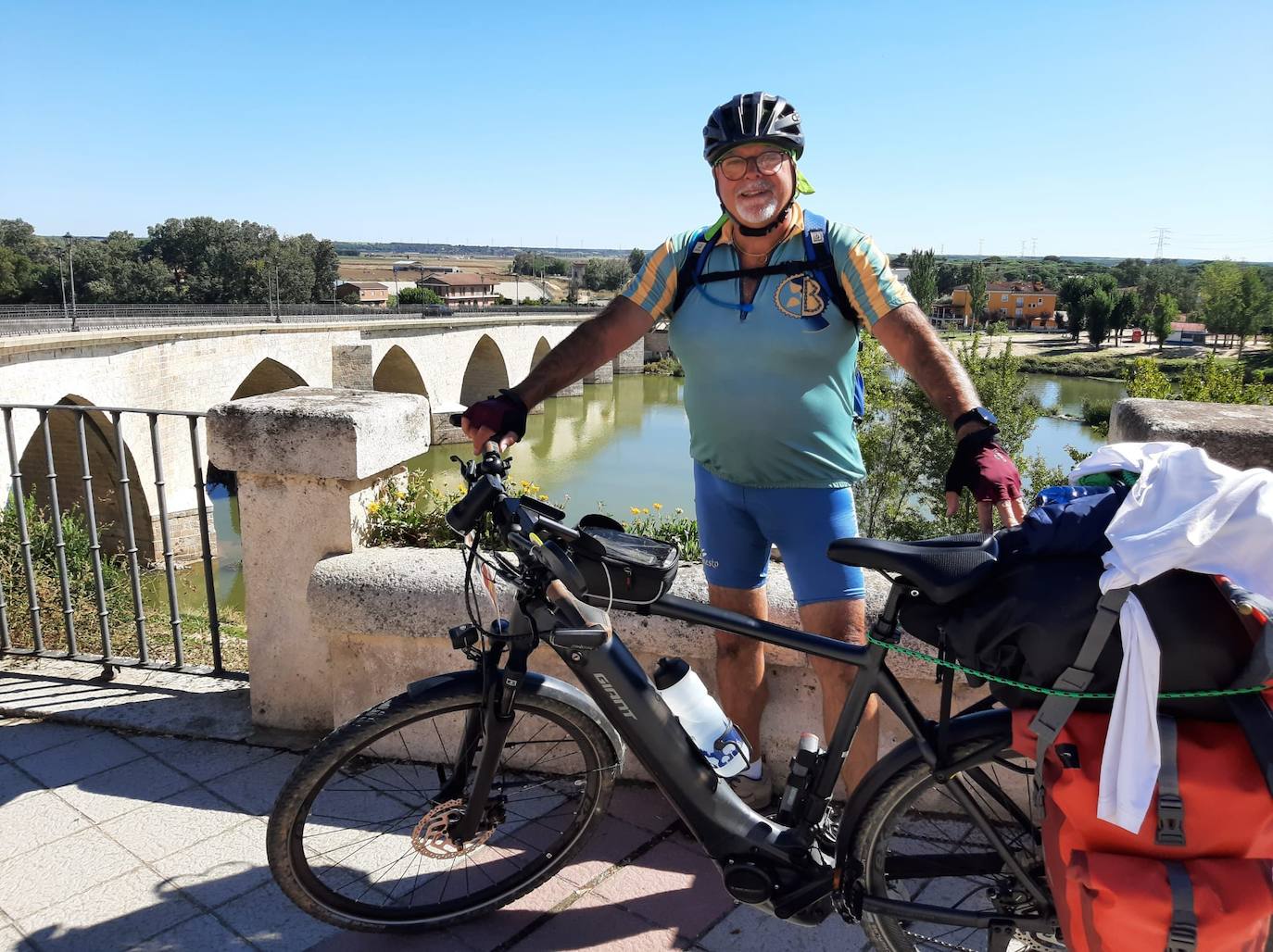 Jesús Sánchez Mateos cumple su sueño: viajar en bici desde Alemania a Ledrada