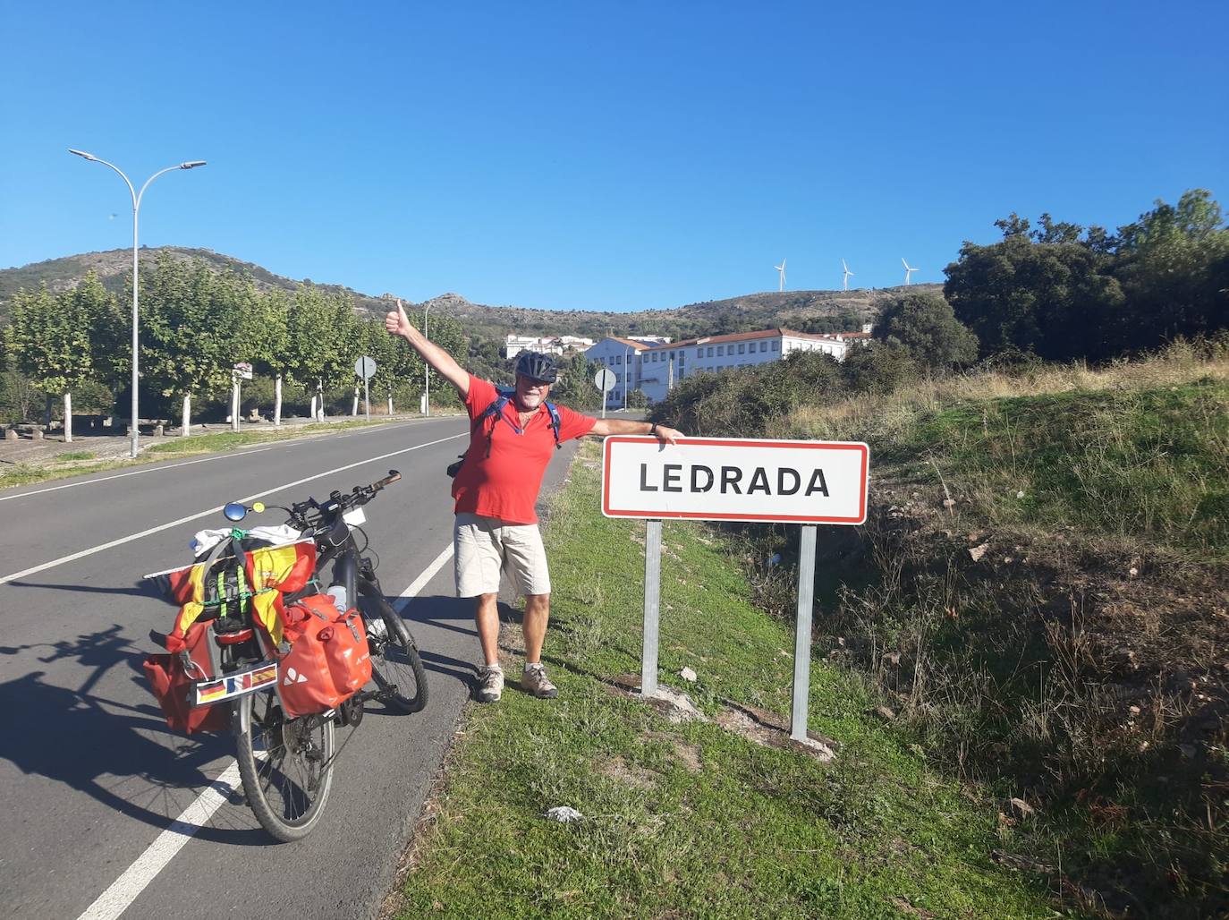 Jesús Sánchez Mateos cumple su sueño: viajar en bici desde Alemania a Ledrada