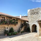 Imagen de la puerta de la villa de Monleón desde el interior del recinto amurallado.