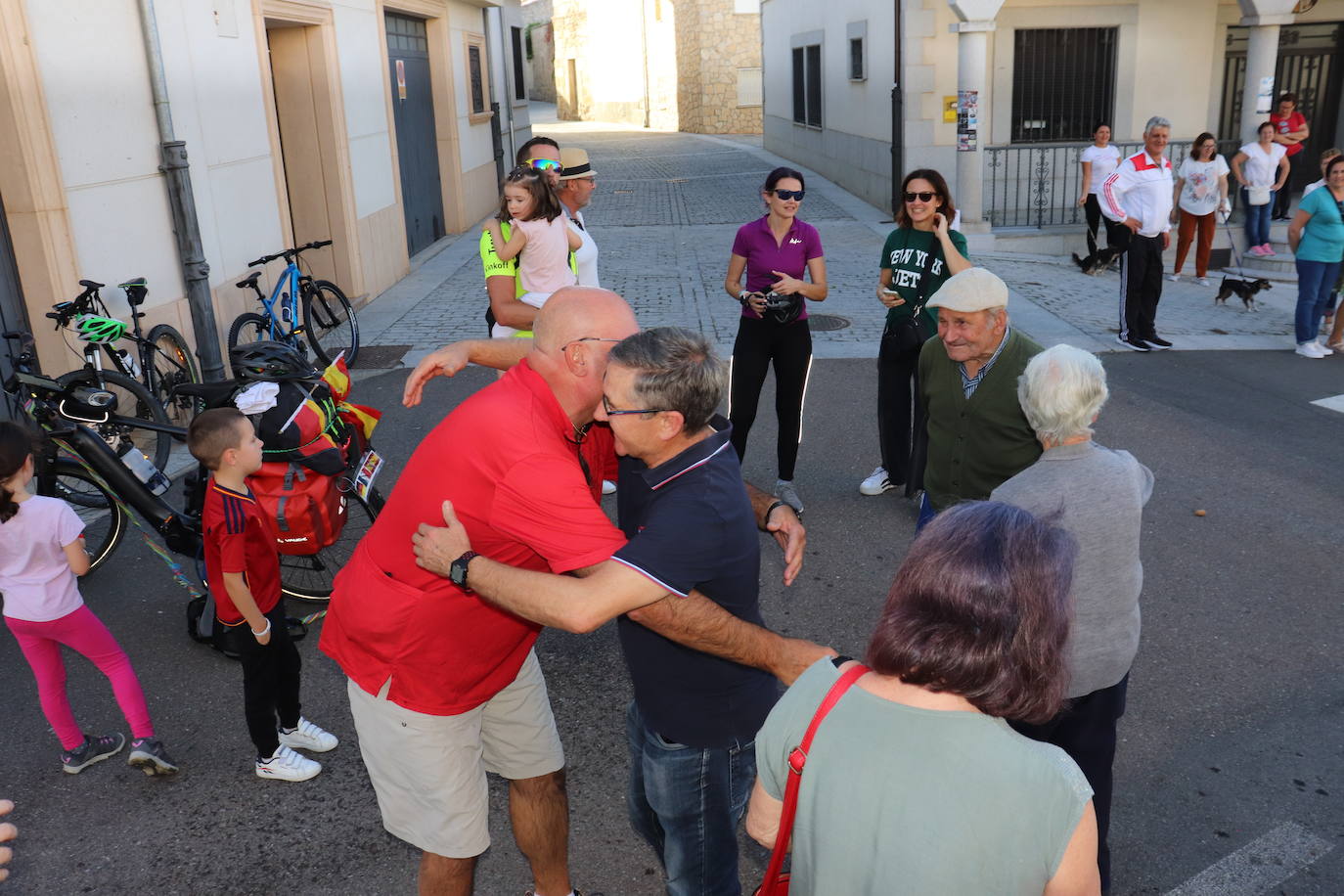 Jesús Sánchez Mateos cumple su sueño: viajar en bici desde Alemania a Ledrada