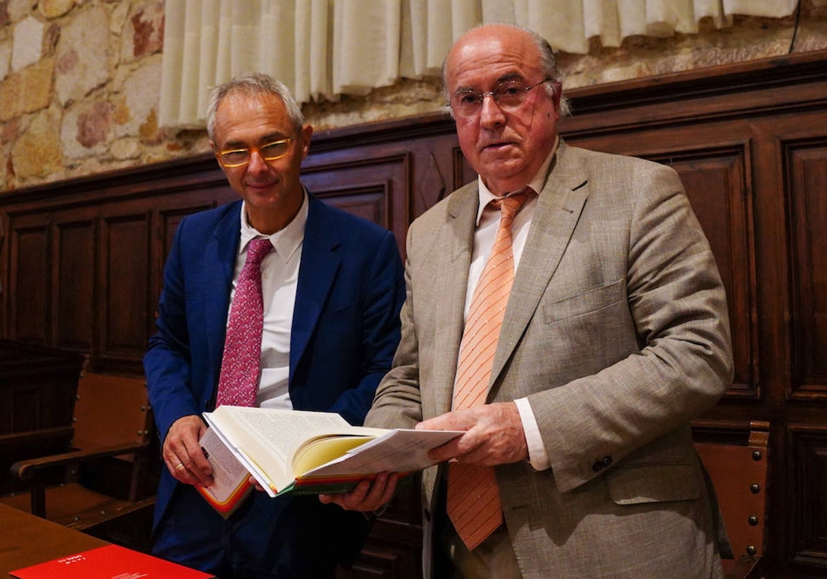 El rector de la Universidad de Salamanca, Ricardo Rivero, y Antonio Vareda.