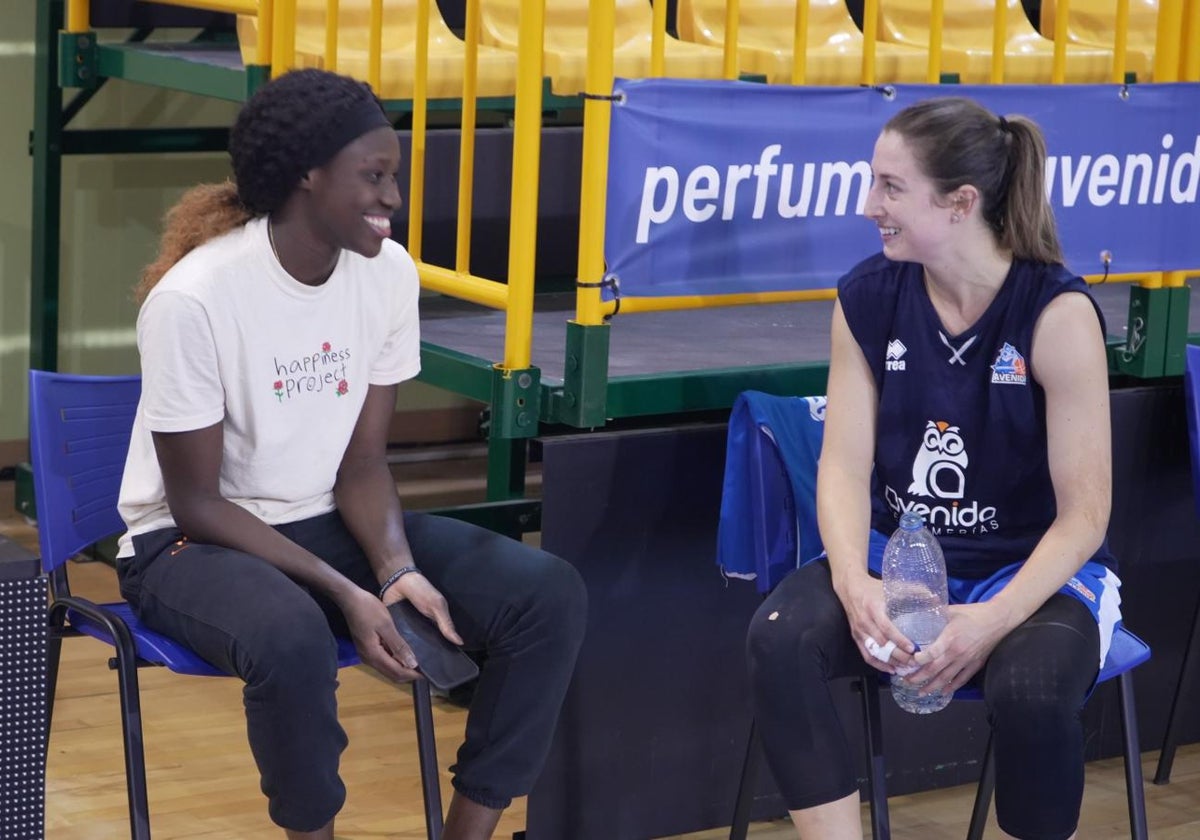 Sika Koné, charlando con Leo Rodríguez en el pabellón de Würzburg.