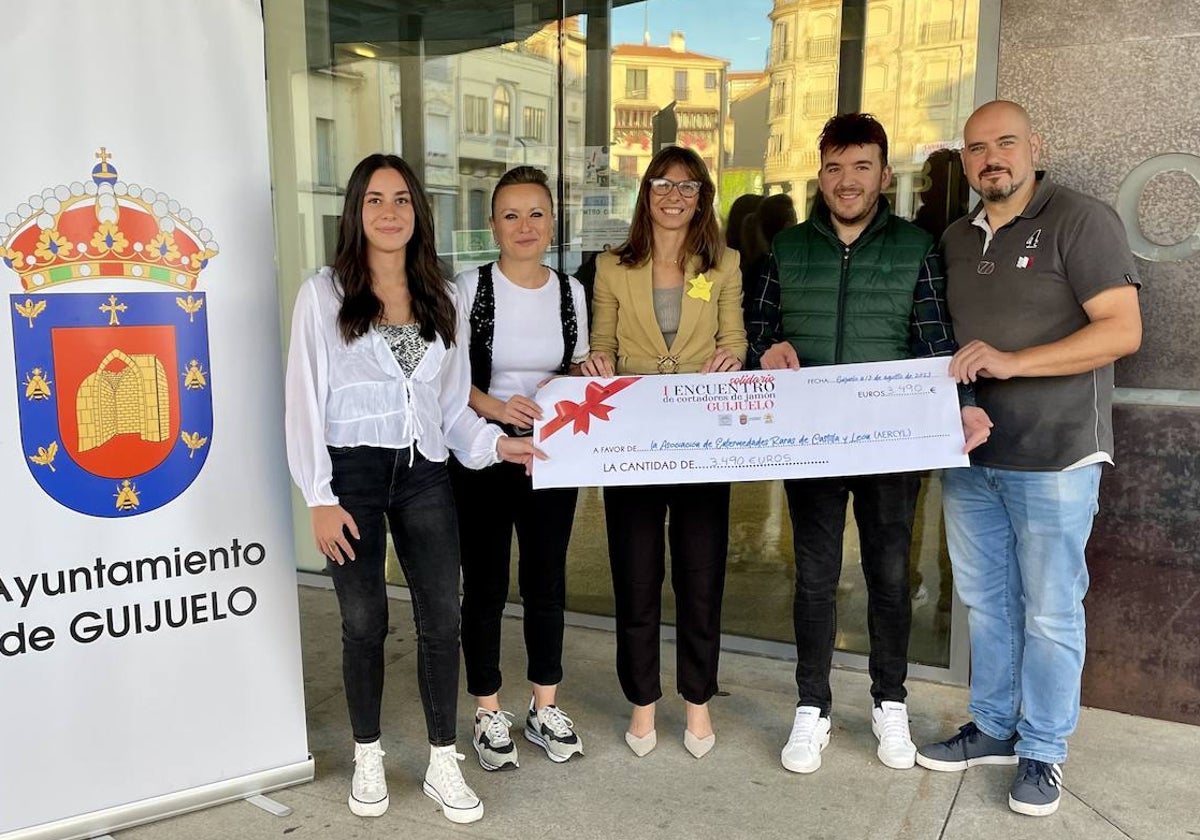 Momento de la entrega del cheque, realizada en el Ayuntamiento de Guijuelo