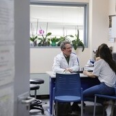 Una joven es atendida por el médico en un centro salud salmantino.