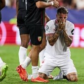 Sergio Ramos se duele de un golpe en un partido de fútbol.