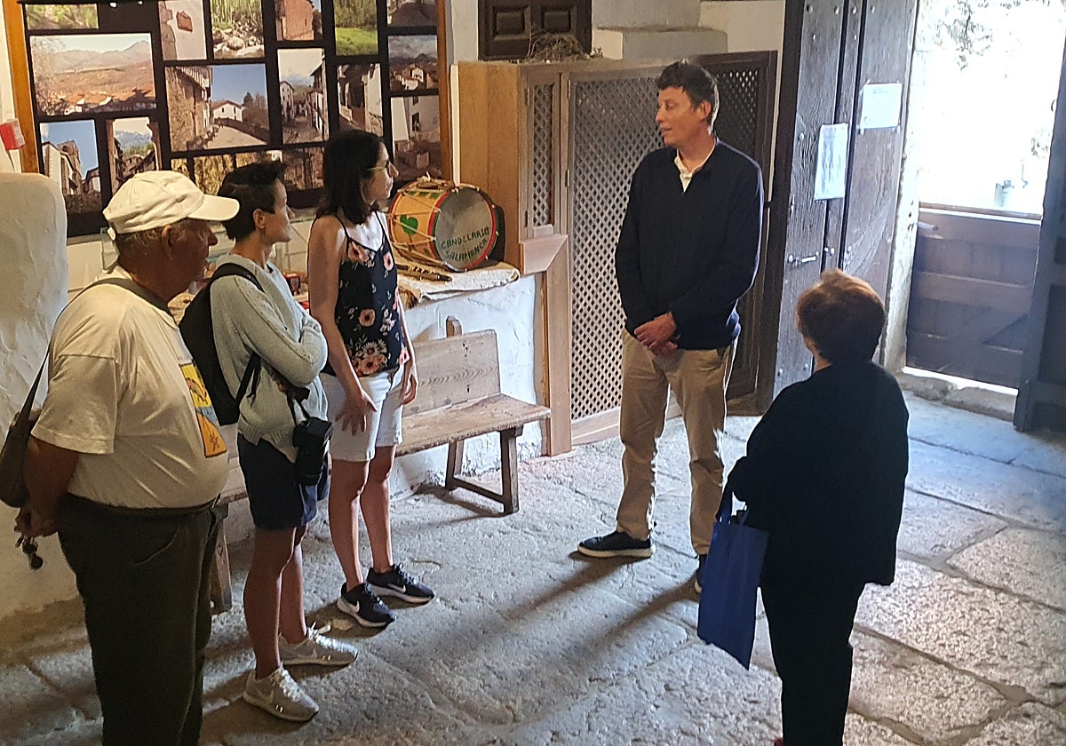 Imagen de una visita guiada realizada ayer en el museo Chacinero de Candelario.