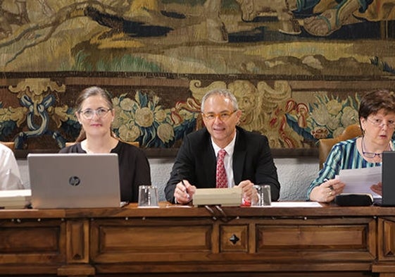 El rector presidiendo el Consejo de Gobierno.