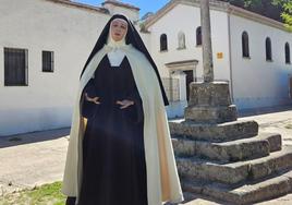 Imagen de Santa Teresa de Jesús tras ser vestida por las monjas.