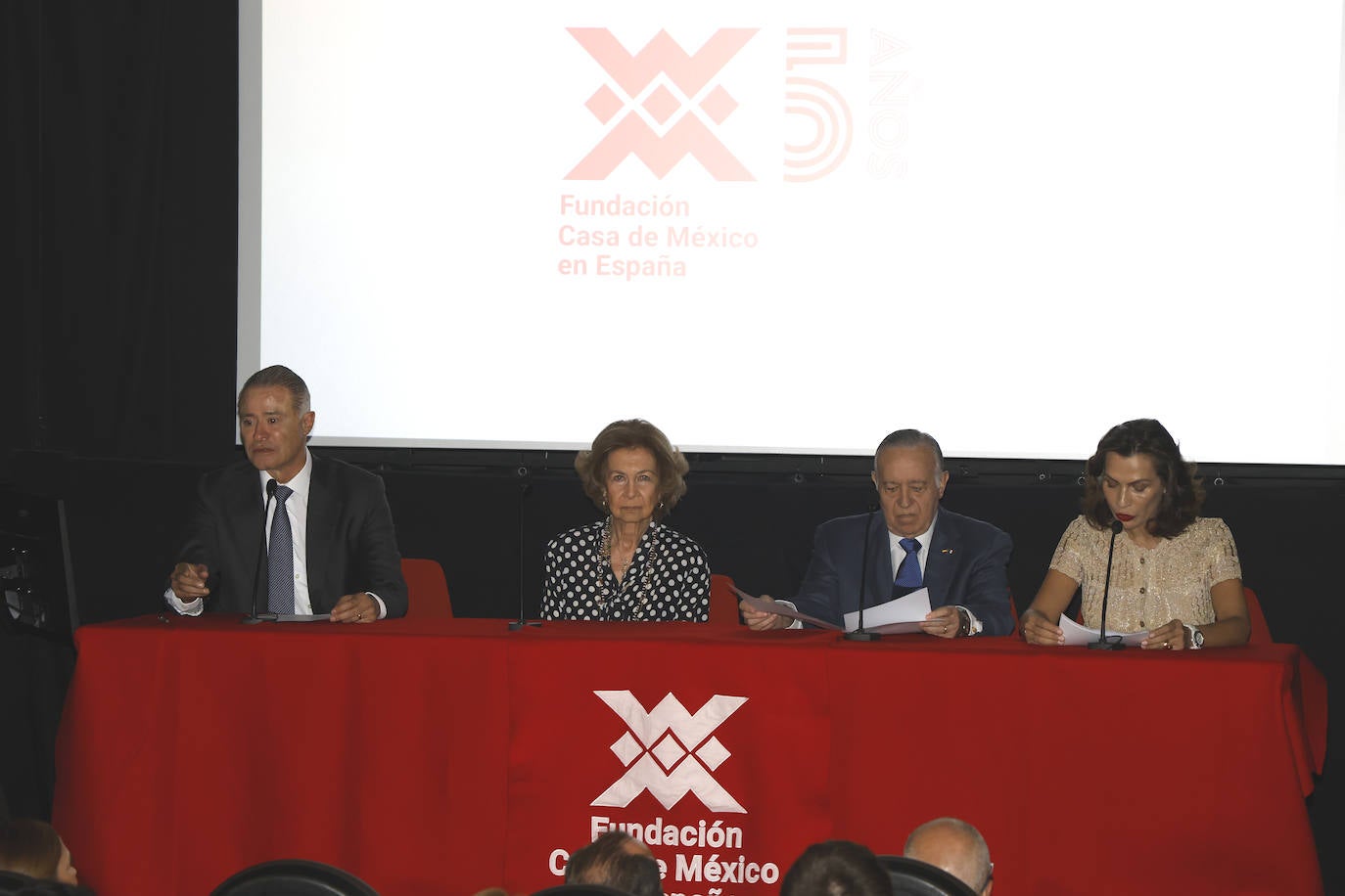 La Reina Sofía luce sonrisa en el quinto aniversario de la Fundación Casa de México