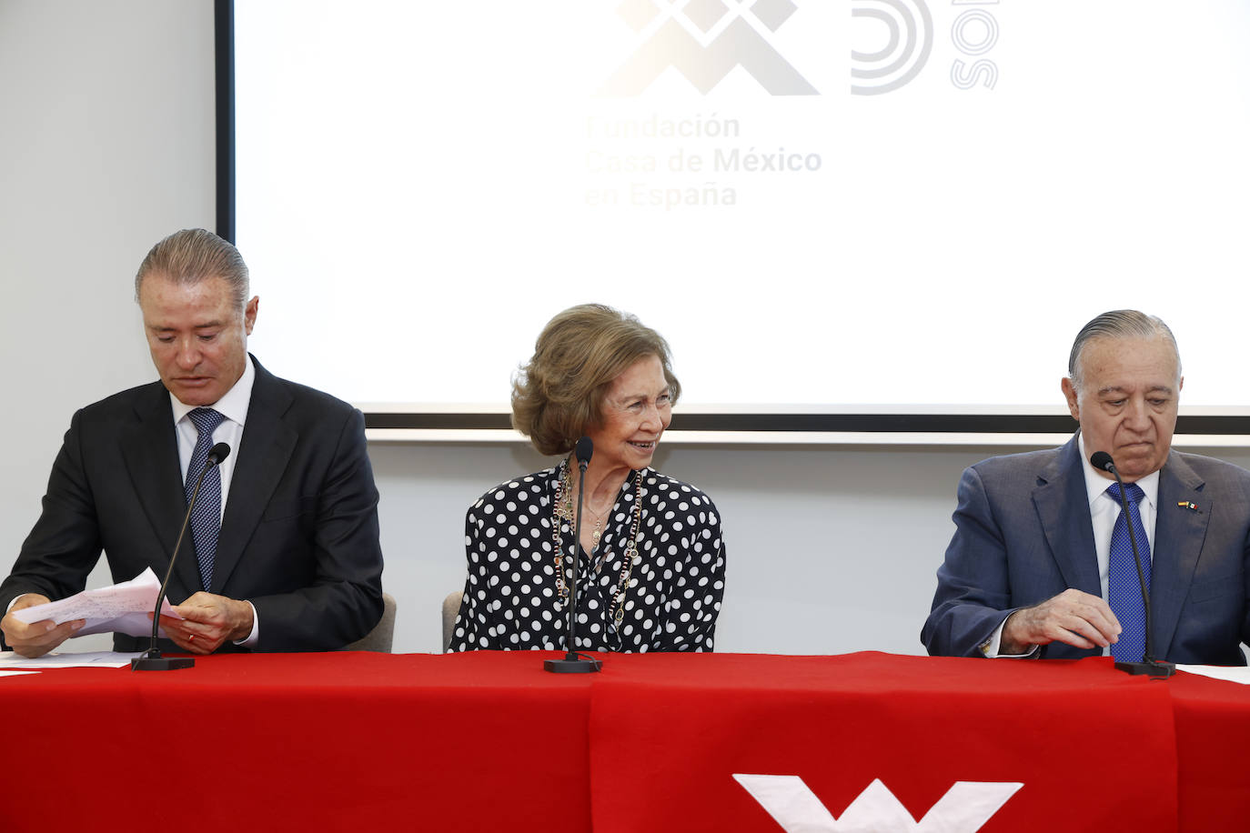 La Reina Sofía luce sonrisa en el quinto aniversario de la Fundación Casa de México