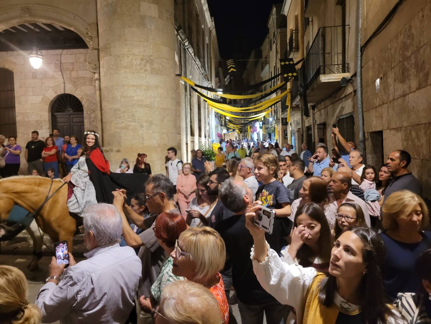 Jubones, cotas, sayas y brocados toman Miróbriga