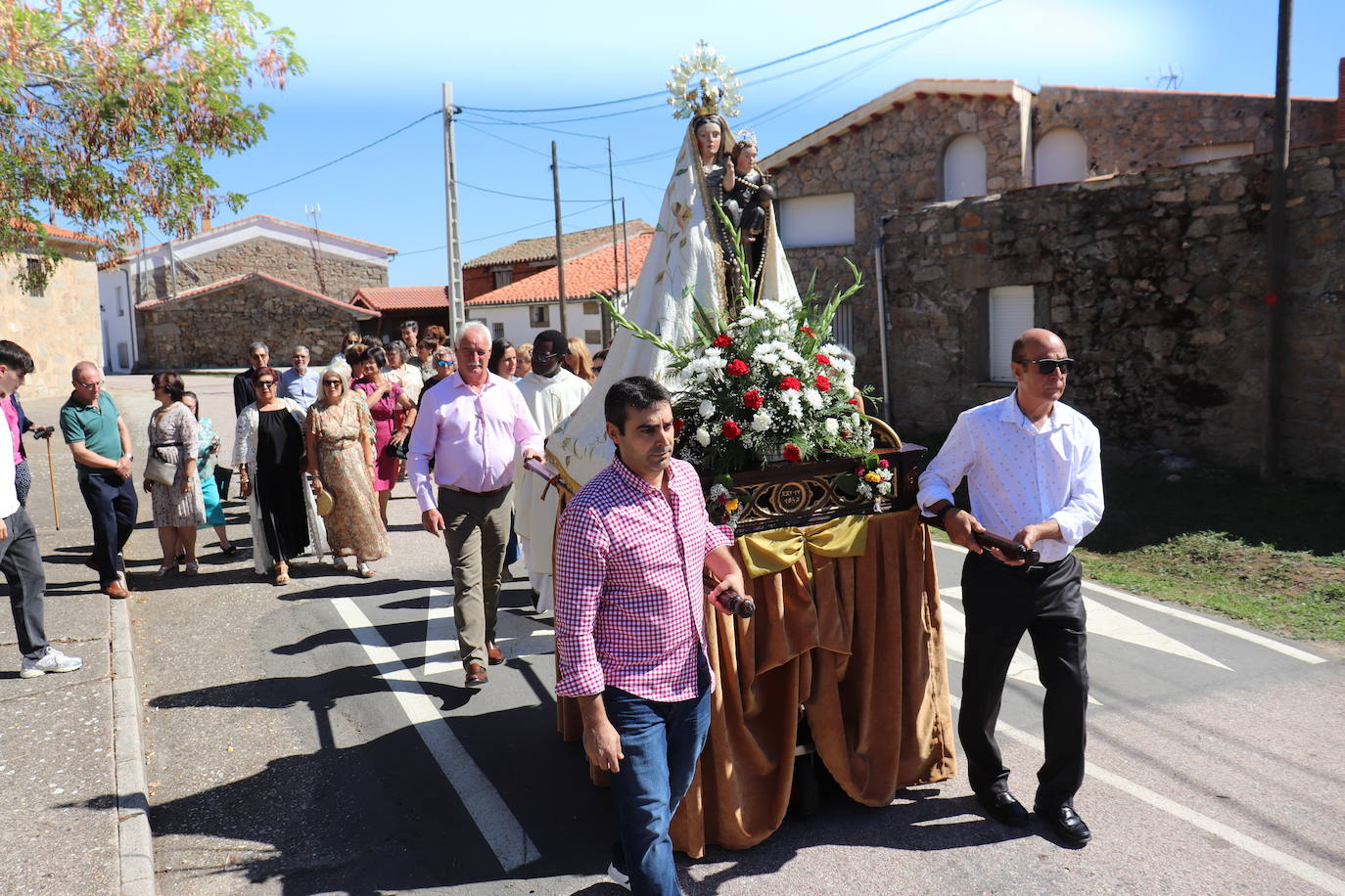 Navamorales rinde honores a la Virgen del Rosario