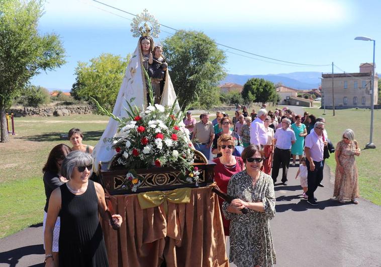 Navamorales rinde honores a la Virgen del Rosario