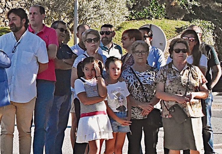 Imagen secundaria 2 - Fotos cedidas por Jesús Andrés González de la inauguración del telar que se instaló en esa zona a iniciativa de su padre en la década de los años 80 y, también, representantes socialistas y público en general en el acto celebrado ayer.