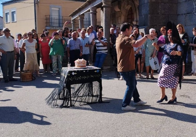 Imagen principal - Celebración de la Virgen del Rosario en Cabeza del Caballo