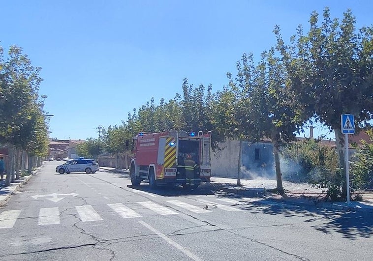 Los bomberos de Peñaranda sofocan un fuego en una de las entradas a la ciudad