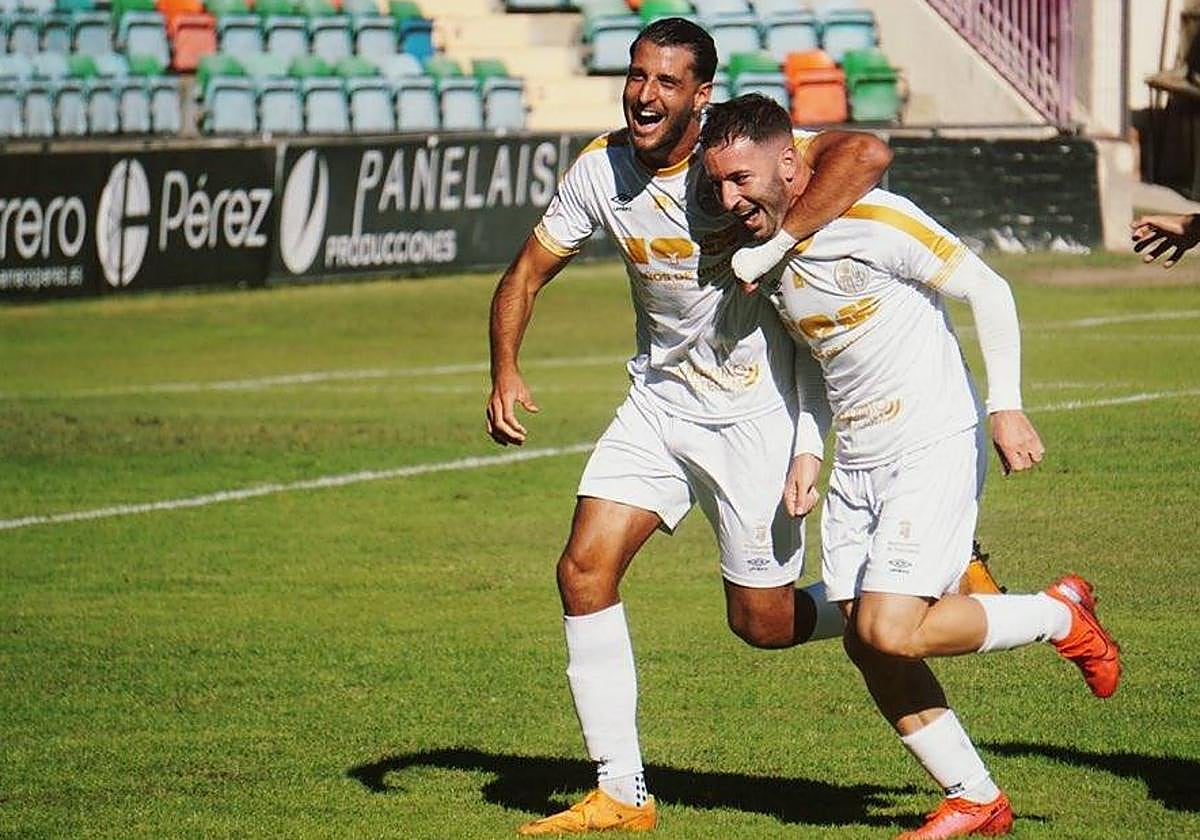 Durán y Miguelito celebran un gol ante el Laguna