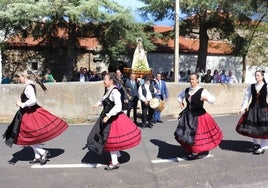 El grupo El Torreón de Guijuelo baila ante la Virgen del Rosario en su salida de la iglesia