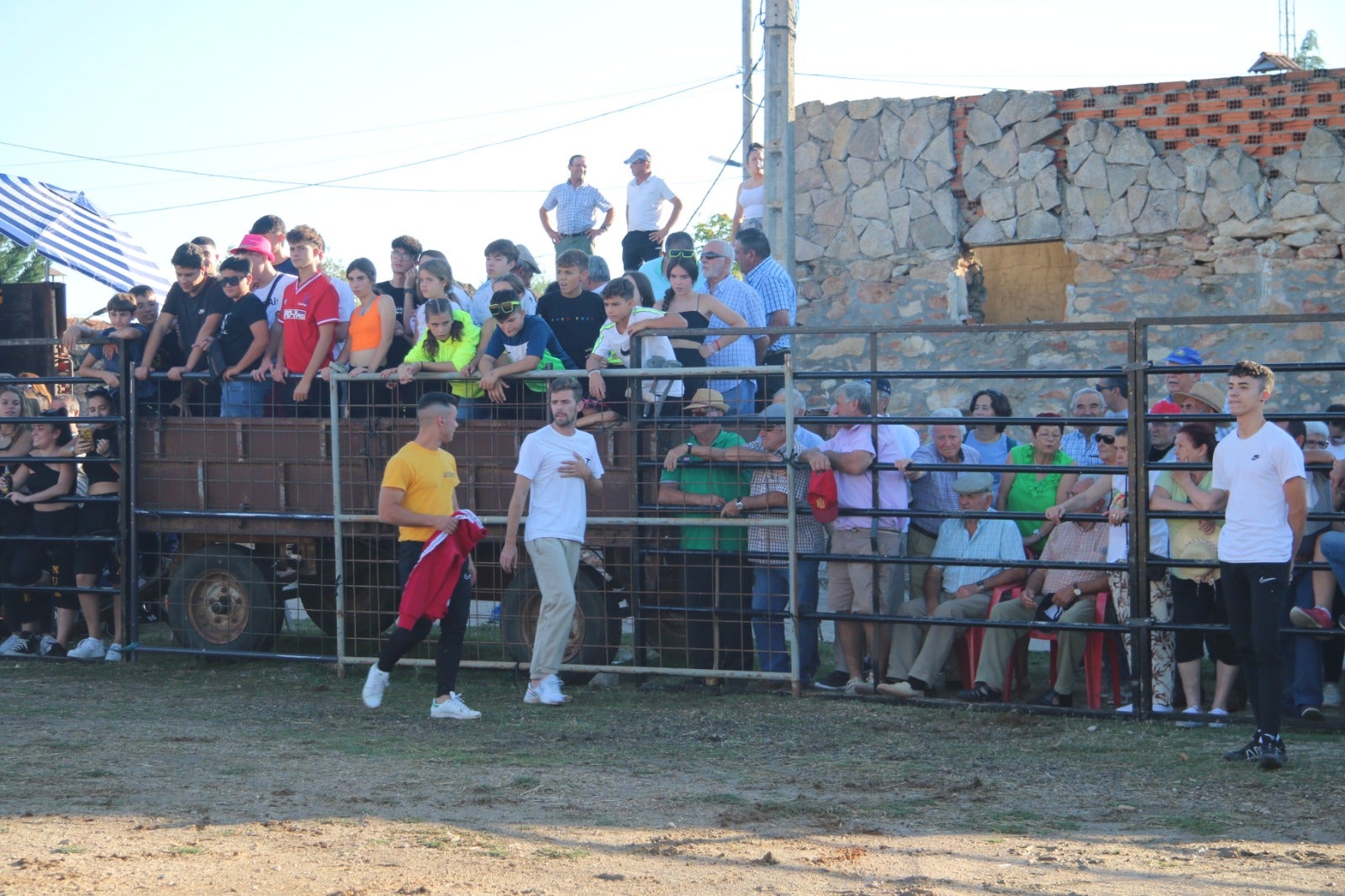 Divertida capea con vaquillas saltarinas en Santiz