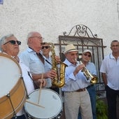 Francisco Moya, trompetista, toca junto a sus hijos