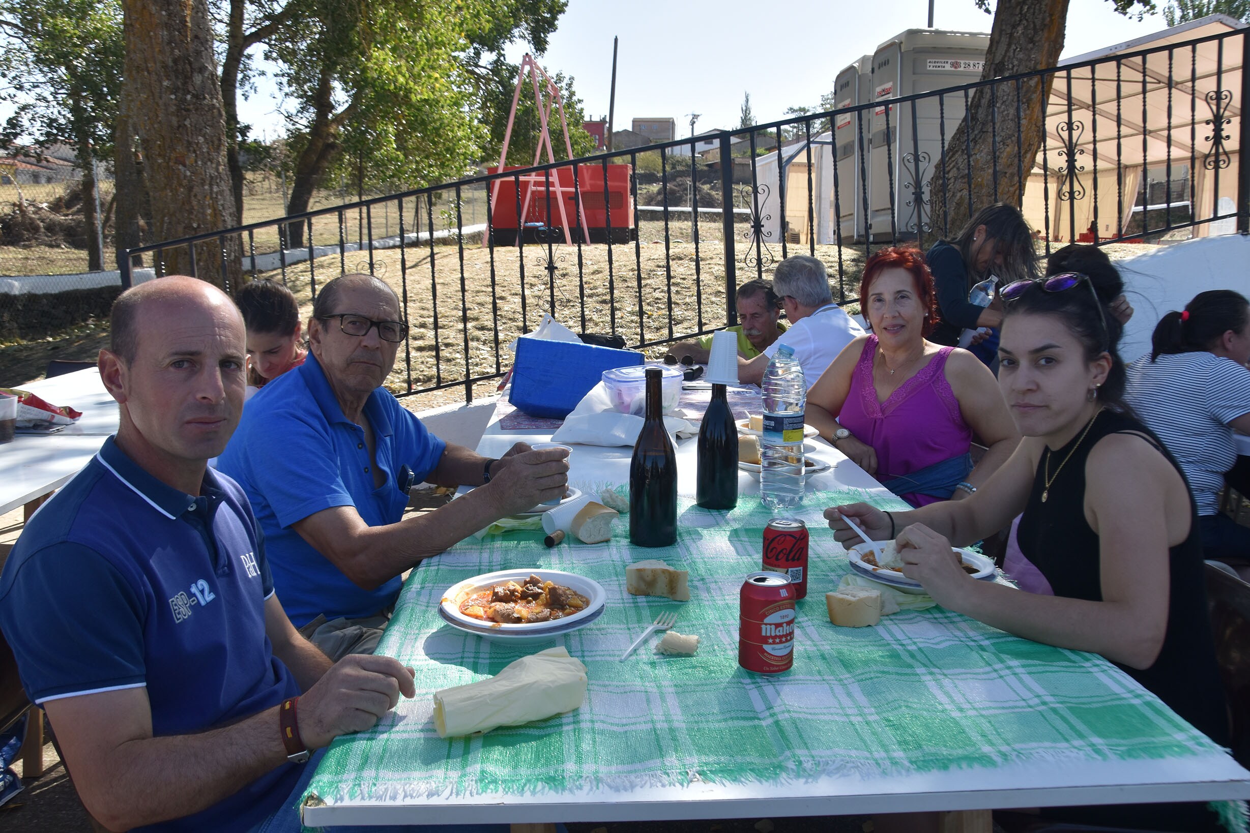 Comida en familia para trescientas personas en el fin de fiestas de Las Veguillas