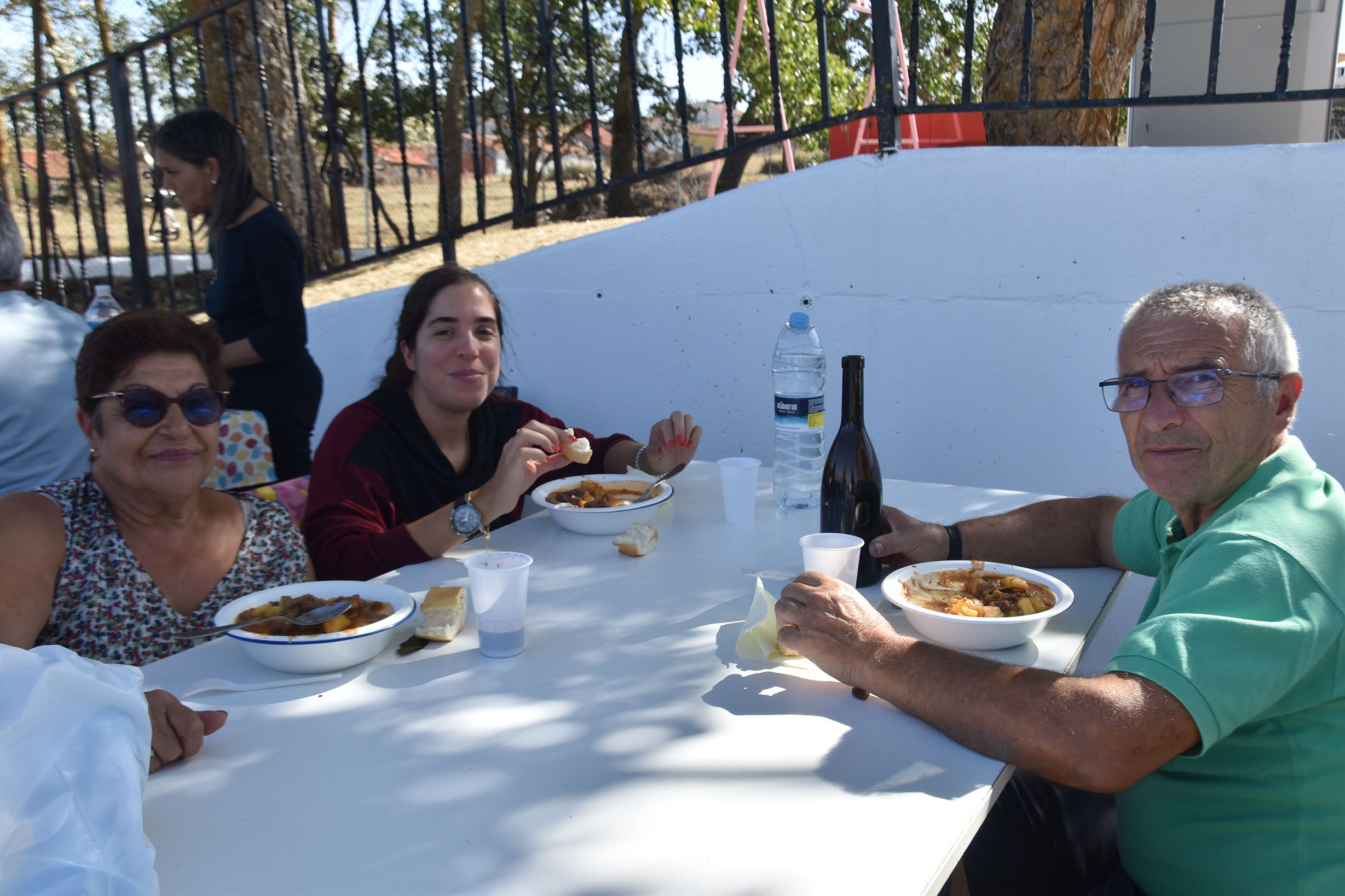 Comida en familia para trescientas personas en el fin de fiestas de Las Veguillas